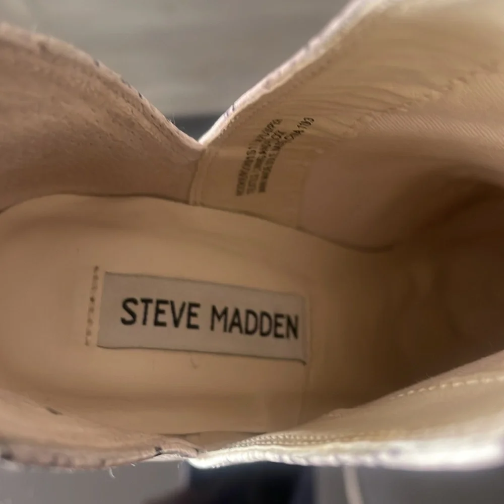 Snakeskin Patterned Women's Ankle Boots - Picture 2 of 4